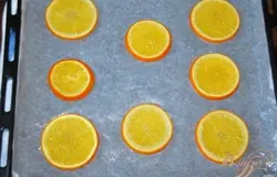 Противень застелить пекарской бумагой, смазать растительным маслом и выложить апельсины. Слегка придавить их.