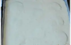 Аккуратно смешать тесто и взбитые белки, выложить на противень сверху апельсинов, поставить в нагретую до 200 градусов духовку и запекать 20 минут.