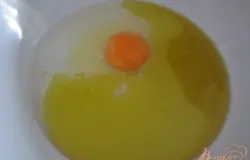 Воду, оливковое масло, желток смешать вместе.