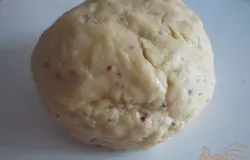 Замесить тесто и убрать на 1 час в холодильник.