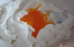 Выбор салата это дело вкуса. У меня овощной с копченой семгой.Соус : 30 гр. пастообразного козьего сыра, 2 ст.л. сметаны, 1 сырой желток, соль, перец по вкусу.