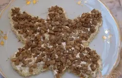 Картофель,морковь и яйца трём на тёрке.Мясо режем мелкими кубиками и добавляем чайную ложку соевого соуса,перемешиваем.Выкладываем первым слоем картофель,смазываем майонезом с чесноком.Далее выкладываем слой мяса.
