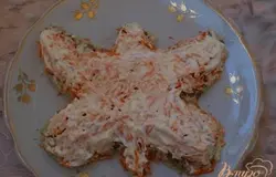 Выкладываем слой сырой моркови и опять смазываем майонезом со сметаной(многие любят сырую морковь с майонезом и чесноком и мне нравится присутствие этого вкуса в салате).