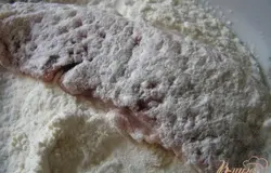 Каждый шницель посолить, поперчить, обвалять в муке,