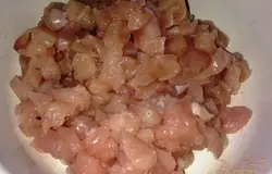 Нарезаем мелко куриное филе.