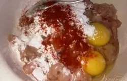 Добавляем паприку, соль, перец, крахмал и яйца