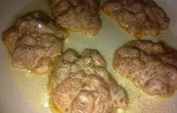 Выкладываем ложкой на разогретую сковороду.