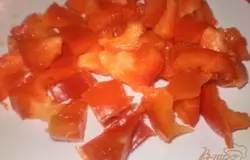Перец моем, очищаем от семян, нарезаем кубиками и добавляем к мясу. Заливаем все соусом, солим по вкусу и тушим примерно 10 мин.