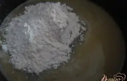 Воду нагреть со сливочным маслом, солью.Всыпать муку и перемешать, чтобы тесто отставало от стенок кастрюли.