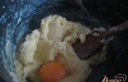 Снять с огня и ввести по одному 2 яйца. Все хорошо перемешать.