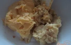 Катофель отварить и растолочь. Смешать с тестом в однообразную массу.