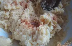 Посолить, поперчить и добавить мускатный орех по вкусу.