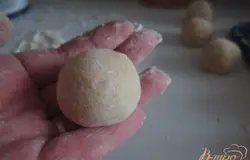 Мучными руками скатать шарики .