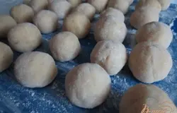 Выложить их на поверхность с мукой.