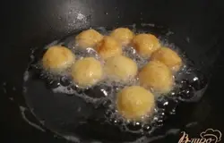 Шарики жарить в раскаленном растительном масле до румяной корочки.