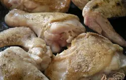 Куриное мясо посолить, поперчить, обжарить на растительном масле, выложить в миску.