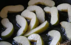 В той же сковороде обжарить нарезанную дольками айву, выложить в миску.