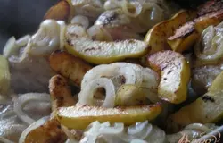 вернуть в сковороду кусочки курицы и айву, перемешать, влить вино, дать выпариться.