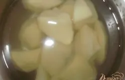 Картофель очищаем, моем, режем крупными кусками, и отвариваем.