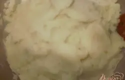 Отварной картофель превращаем в пюре.