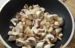 Режем мелко грибы и кладем в сковородку.