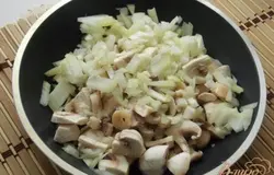 К грибам добавляем мелко нарезанный репчатый лук.