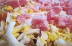 Отварные яйца и ветчина (мелко порезать)