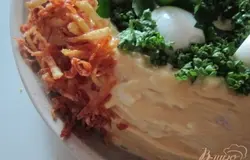 В углубление выложить отваренные перепелиные яйца и зелень пертушки ( у меня двух видов)Края обсыпать картофельной стружкой. Перед этим ее можно немного подсолить мелкой солью.