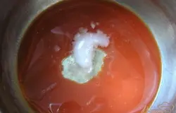 Смешать томатный сок, растительное масло, соду и соль,