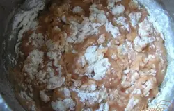 Всыпать муку и замесить тесто.