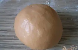 Тесто скатать в шар.