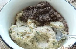 Грибы перемалываем в блендере или в мясорубке. Так же поступаем с луком и вымоченной в воде булкой. Булочку, лук и мясной фарш перемешиваем. Добавляем зелень(по желанию)и еще раз хорошо перемешиваем. Добавляем грибы.