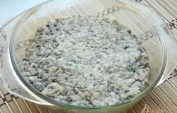 Мясной фарш соединяем с грибами. Солим и перчим по вкусу. Выкладываем в форму для запекания.