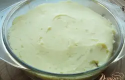 Картофель отвариваем и готовим пюре. На мясной фарш выкладываем картофельное пюре.