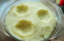 В картофеле делаем углубления.