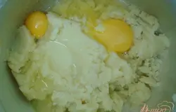 Картофель отварить, сделать пюре, добавить масло, мускатный орех, совсем немного, иначе можно испортить вкус,перец.Когда пюре остынет до чуть тёплого, добавит яйца.