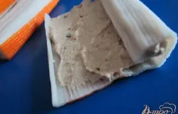 Можно приготовить с паштетом рулетики из сурими (крабовые палочки)