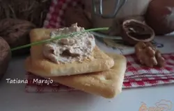 Можно подать на соленом печенье, на аперитив...