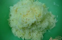 Заранее отваренные 2 картофелины пропустить через мясорубку, или приготовить из них пюре.