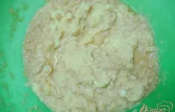 Сырой картофель потереть на тёрке с мелкими отверстиями.