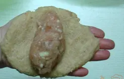В фарш добавляем соль, перец. Из картофельной массы делаем на ладошке лепёшку, на неё фарш.