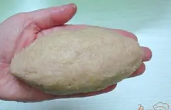 Слепливаем картофельный пирожок.