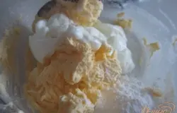 Масло растереть с сахаром, добавить йогурт. По одному выбить 2 яйца, все хорошо перемешивая.