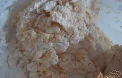 Затем всыпать пекарский порошок с мукой. Хорошо размешать.