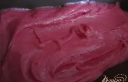 На дно формы ( я пользуюсь силиконовой) выложить слой теста. По вкусу.. можно начать с любого, другого цвета. У меня слой красного.