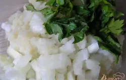 В картофельное пюре добавить нарезанный лук и зелень, посолить, поперчить,