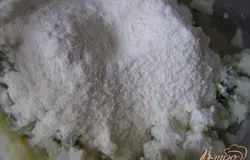 всыпать муку,