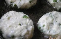 Влажными руками сформировать котлеты, обжарить на растительном масле при среднем огне