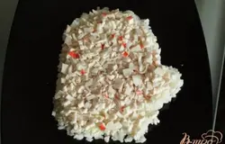 Выложить крабовые палочки поверх риса.Снова смазать майонезом.