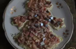 Селёдку нарезать кубиками,выложить поверх картофеля.Смазать майонезом.
